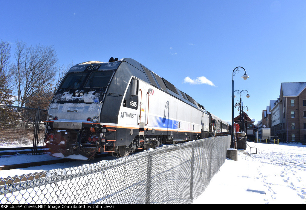 ALP-45DP # 4505 is the power for NJT Train # 5516 as it is stopped at Somerville Station